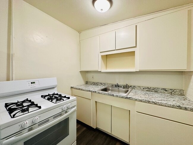 Building Photo - 1 Bedroom Cottage Style with Private Yard ...