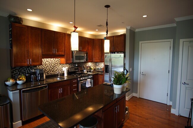 Updated kitchen with stainless & gas - 1800 Wilson Blvd