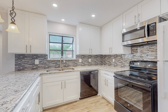 Building Photo - 2116 Northmoor Dr