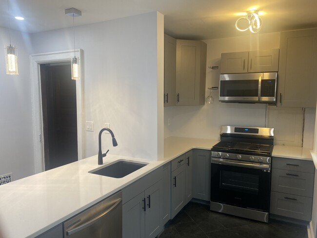 Foto del edificio - 637 W Delavan Ave