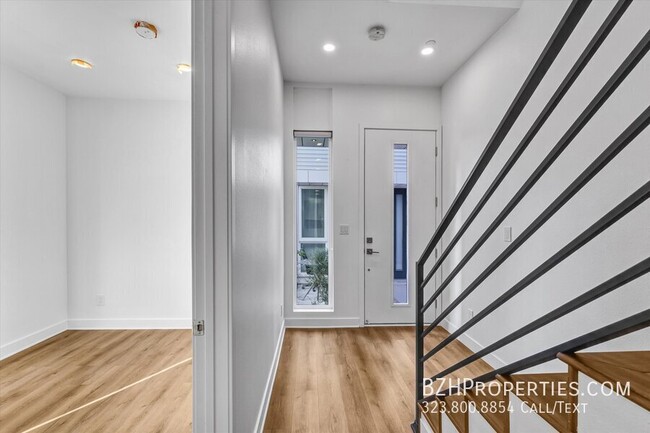 Foto del edificio - Gorgeous Modern Townhouse In Prime Mid-City