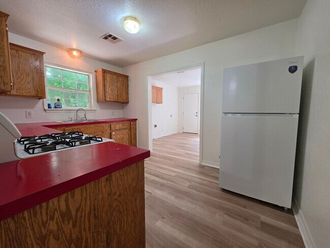 Building Photo - 3 Bed 2 Bath at Shawnee