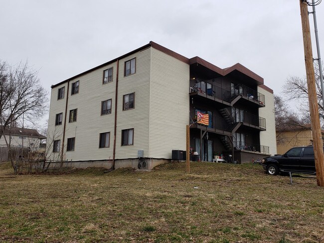 Building Photo - 146 S Neconi Ave
