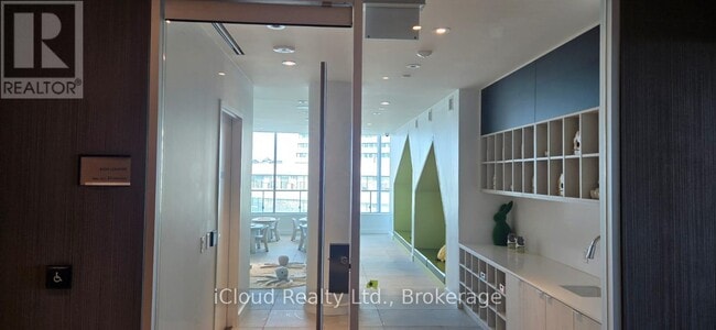 Building Photo - 448 Burnhamthorpe Rd W