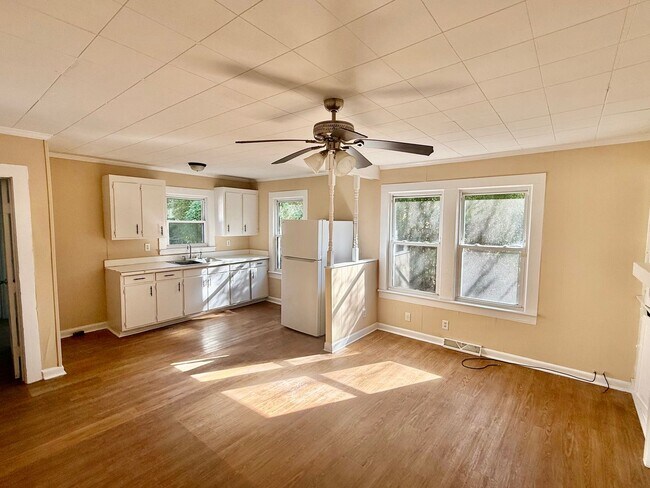 Building Photo - Three bedroom, 1 bath house in Burlington