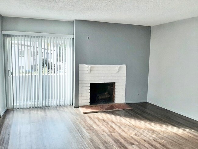 Building Photo - 1830 N La Brea Ave