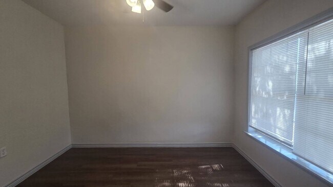 Building Photo - 305 E Nettie Ave