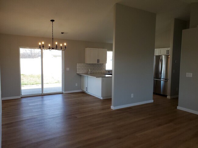 Building Photo - Beautiful updated 3 bedroom 2 bath home in...