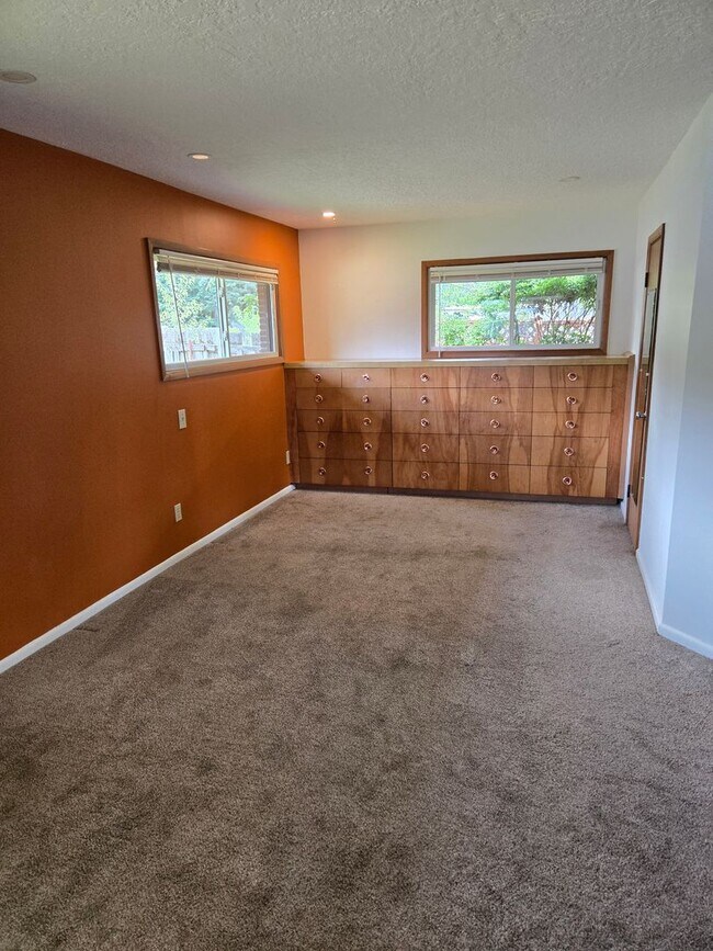 Foto del edificio - 1 level Mid Century Beauty! 3 Bd/ 3 ba Main Floor Unit