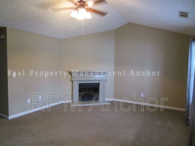 Foto del edificio - 5055 Yellow Pine Dr