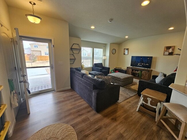 Foto del edificio - Like new!! 3-bedroom, 3-bathroom rental in Lorson Ranch community!