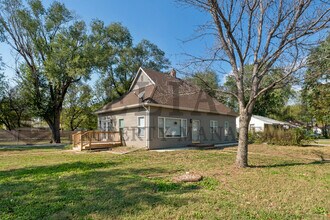 Building Photo - 2551 S Laura St