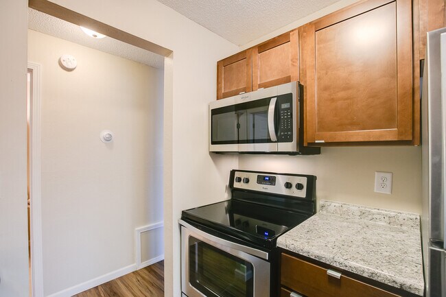 Building Photo - 1337 Arkwright St N