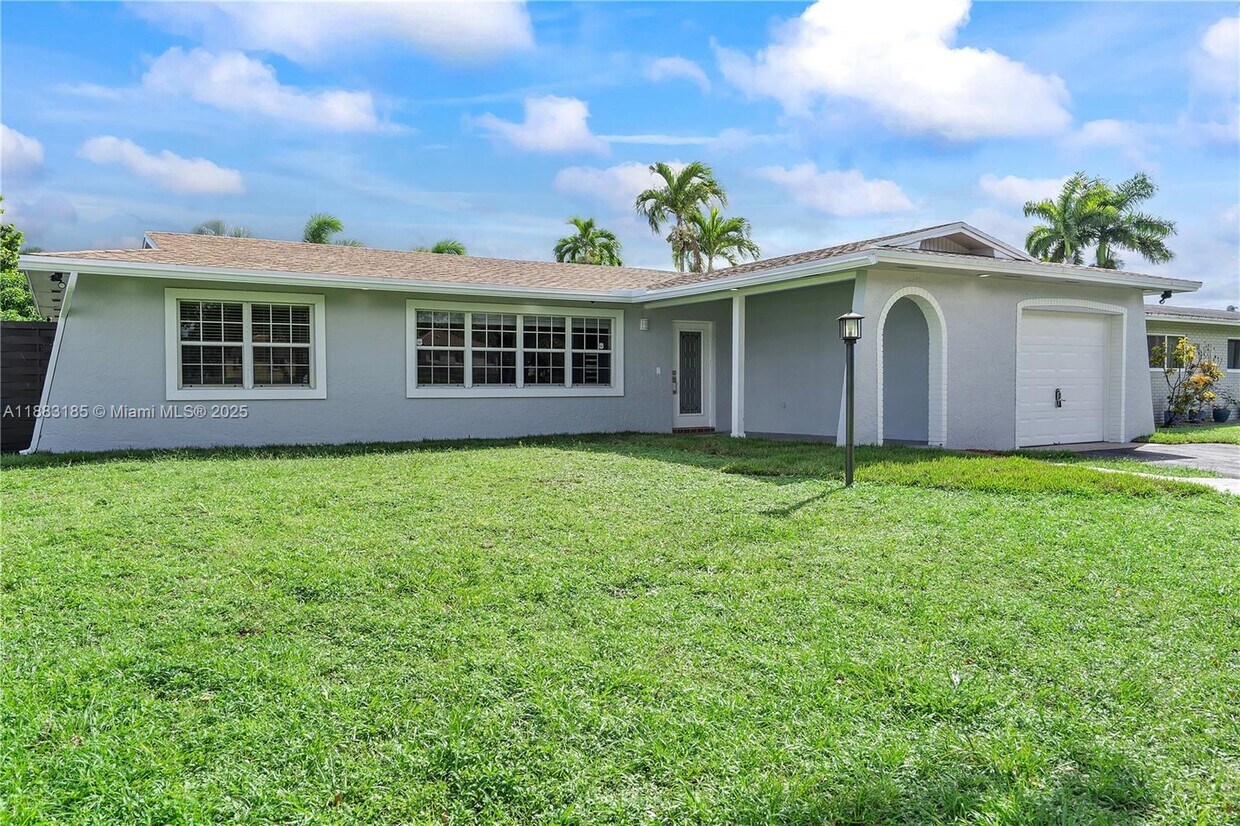 Foto principal - 11240 Sheridan St