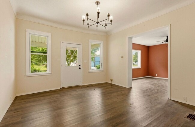 Building Photo - 123 Woodside Ln