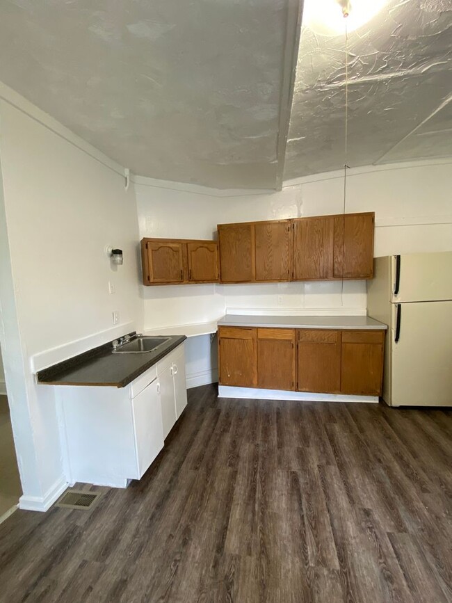 Building Photo - 913 Walker St