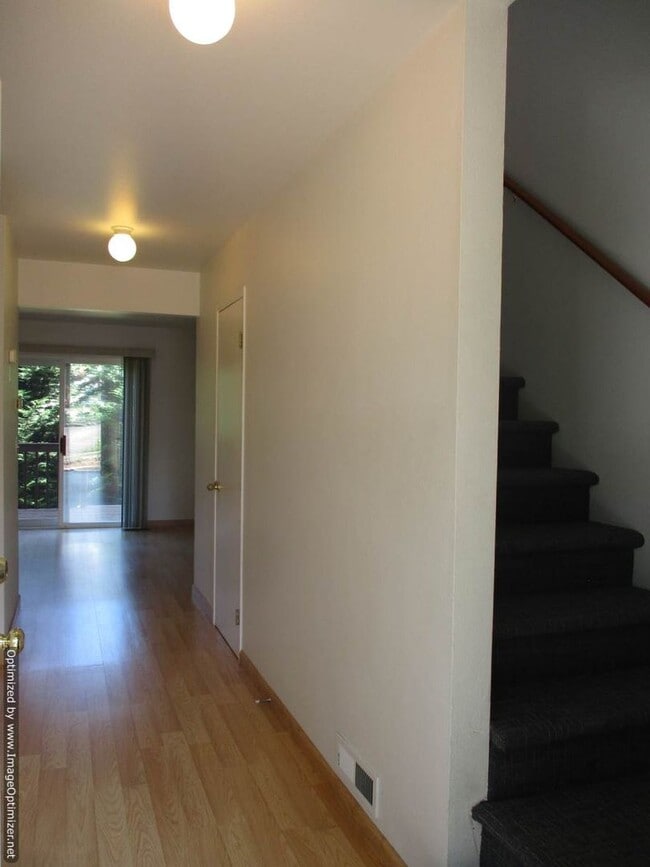 Building Photo - 2 Bedroom, 1.5 Bathroom Townhouse in Port ...