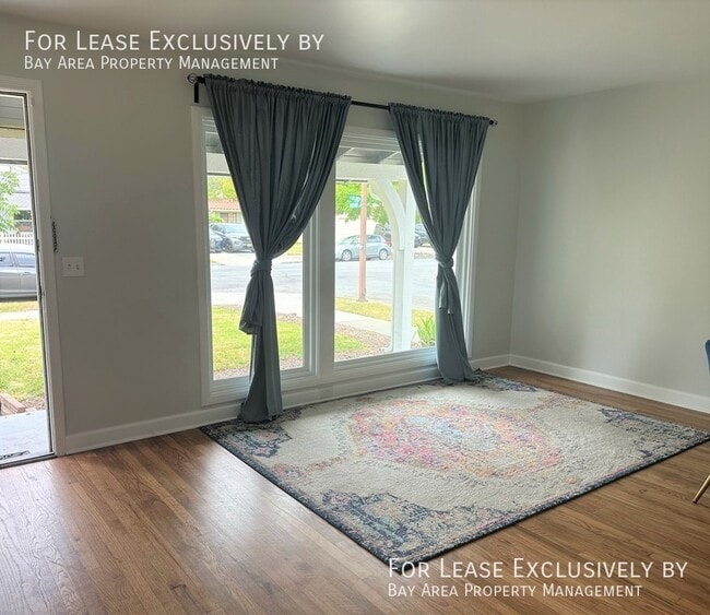 Building Photo - 2BR/1BA Home located on beautiful street n...