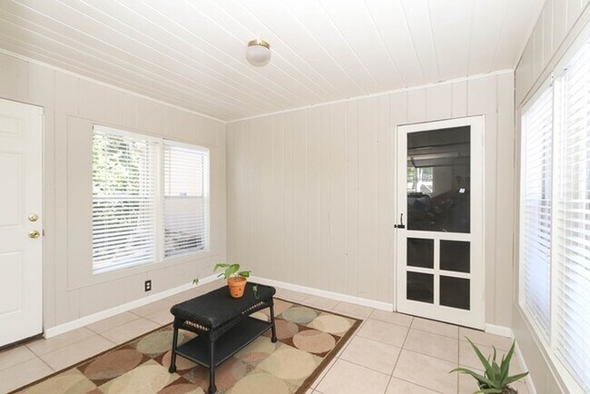 Foto del edificio - 1044 Cherry Ln