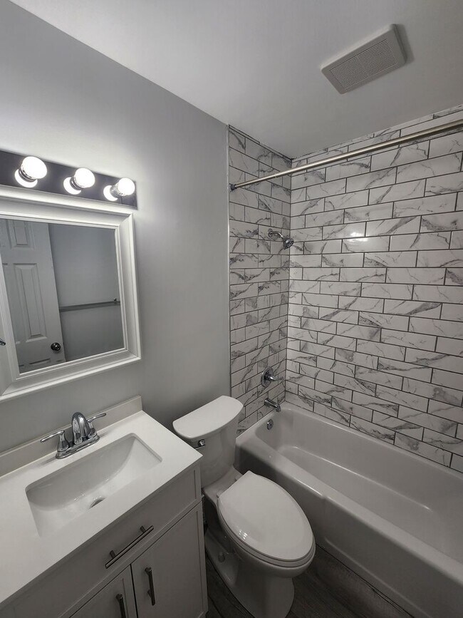 Building Photo - Chapel Hill/2BR Brookside Condo