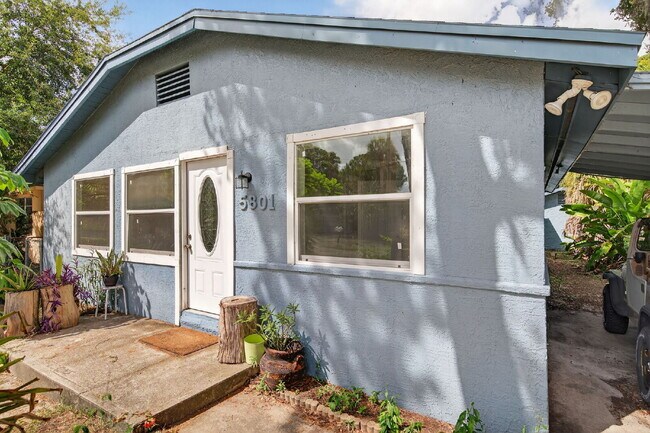 Building Photo - Location, Location, location! Large 3 Bedroom, 2 Bathroom Home for rent. This home has recently b...