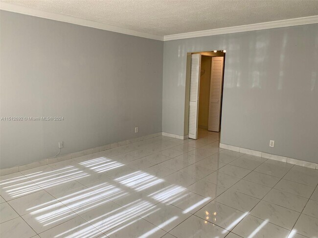 Building Photo - 1817 S Ocean Dr