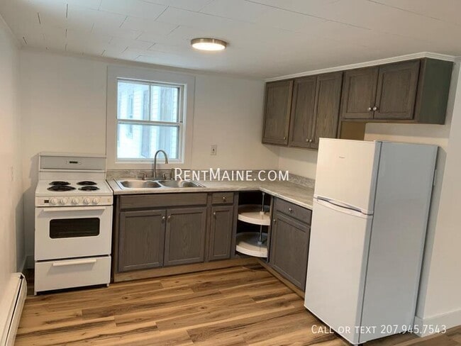 Building Photo - 1084 School St