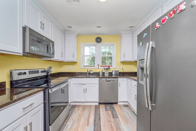 Building Photo - 9573 6th Bay St