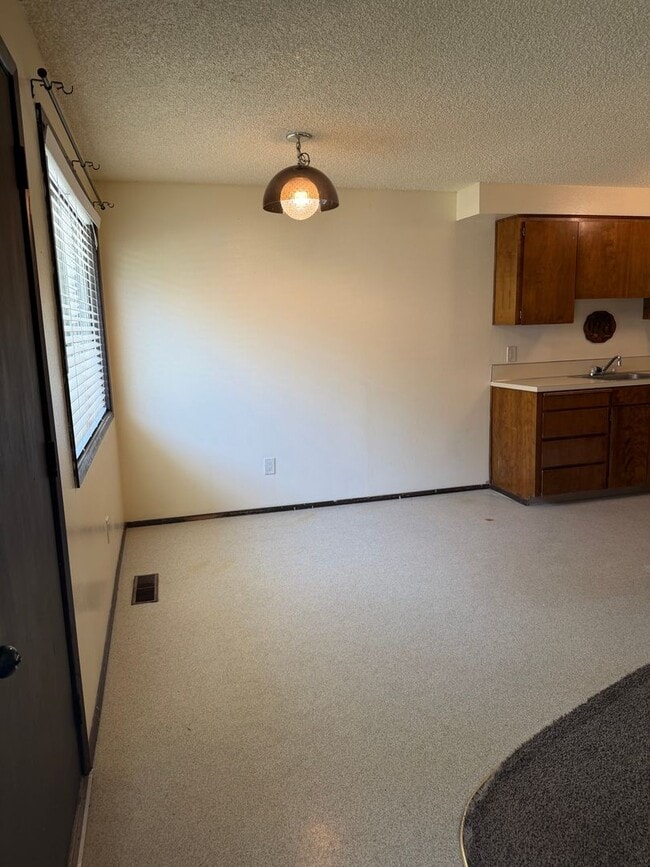 Building Photo - 2bed/ 1bath
