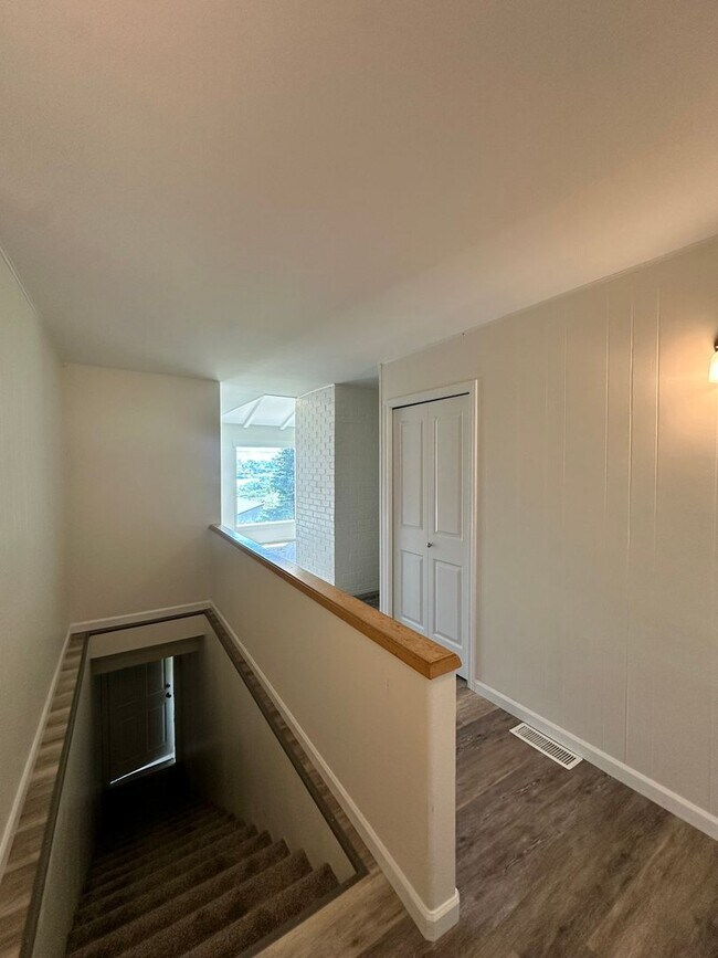 Building Photo - Stunning 3 Bedroom and 3 Bathroom Home, La...