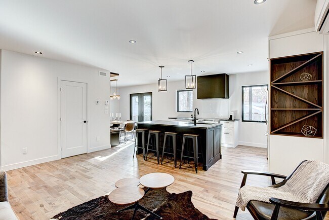 Building Photo - 10578 Av Christophe-Colomb