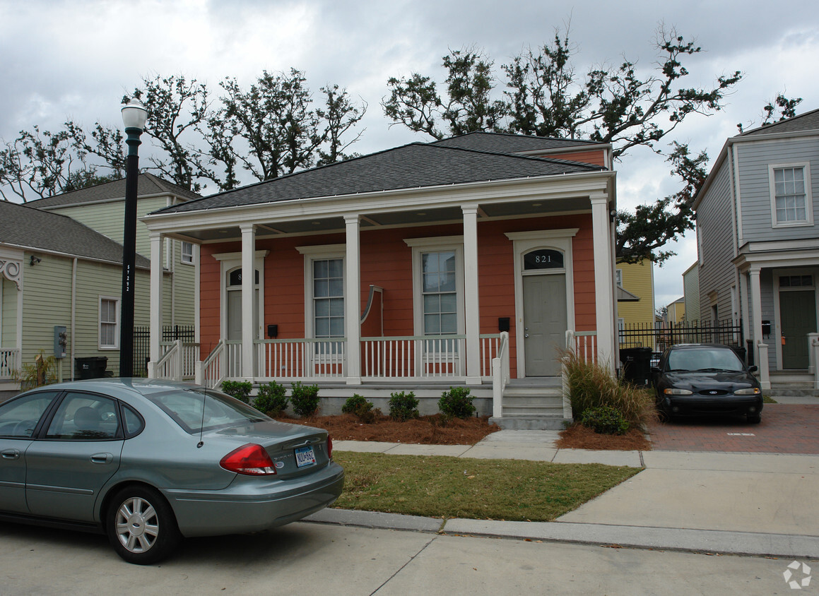 Building Photo - 823 Adele Dr