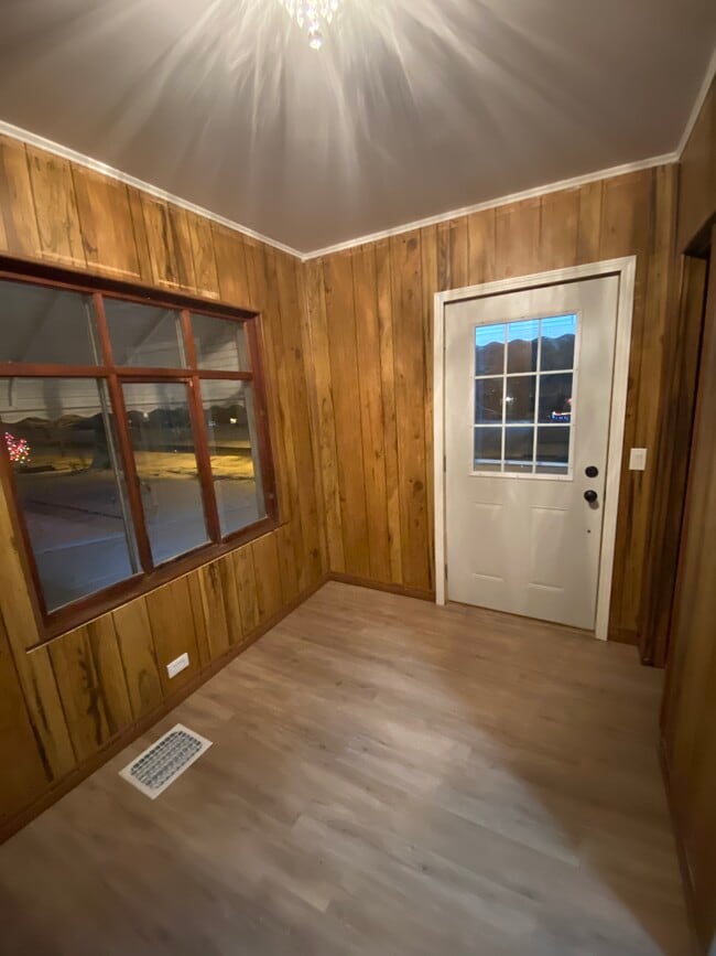 Foyer - 1903 Tonawanda Ave
