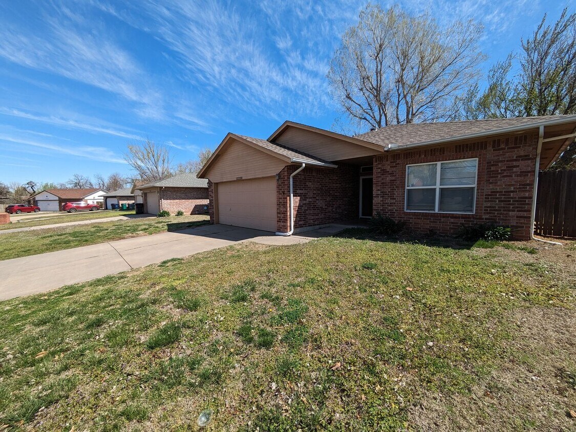 Primary Photo - Newly Carpeted 3 bed 2 bath home in Yukon