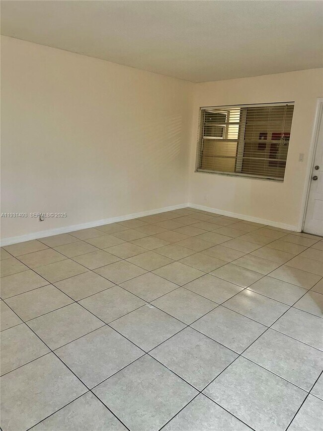 Foto del edificio - 1855 Plunkett St