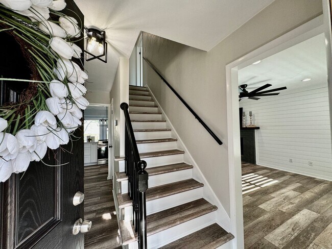 Foto del edificio - READY NOW!! Beautifully Updated 5-Bedroom ...