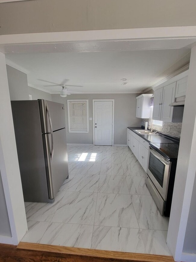 Building Photo - SECTION 8 APPROVED!