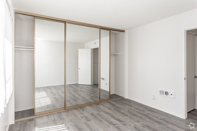 2HAB, 1BA - Primer dormitorio de 900 pies cuadrados - Sandpiper Apartments