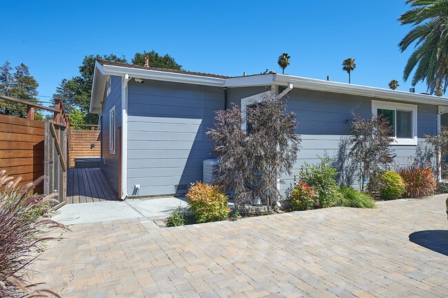 Front - 944 Bruno St