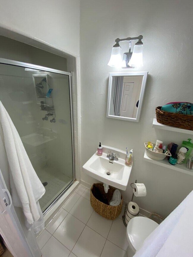 Building Photo - 253 Royal Poinciana Way
