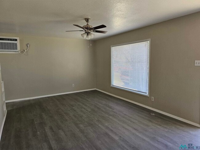 Building Photo - 105 E Plaza Dr