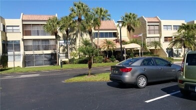 Building Photo - 220 Lakeview Dr