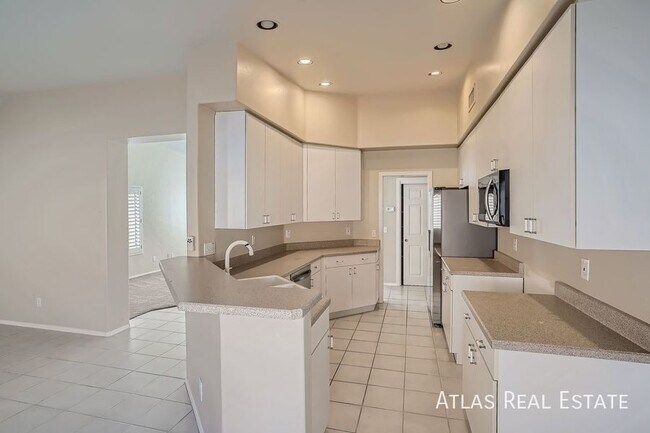 Building Photo - $500 off Move-In Costs and 6 WEEKS FREE RE...