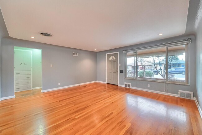Building Photo - 2 Bedroom single family home in Denver