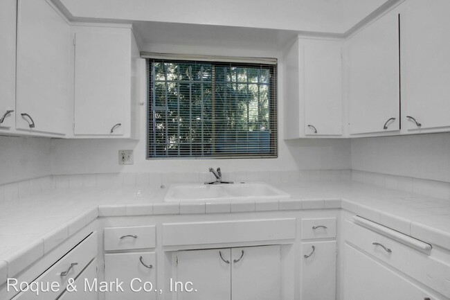 Building Photo - 1 br, 1 bath Apartment - 744 S. Windsor Bo...