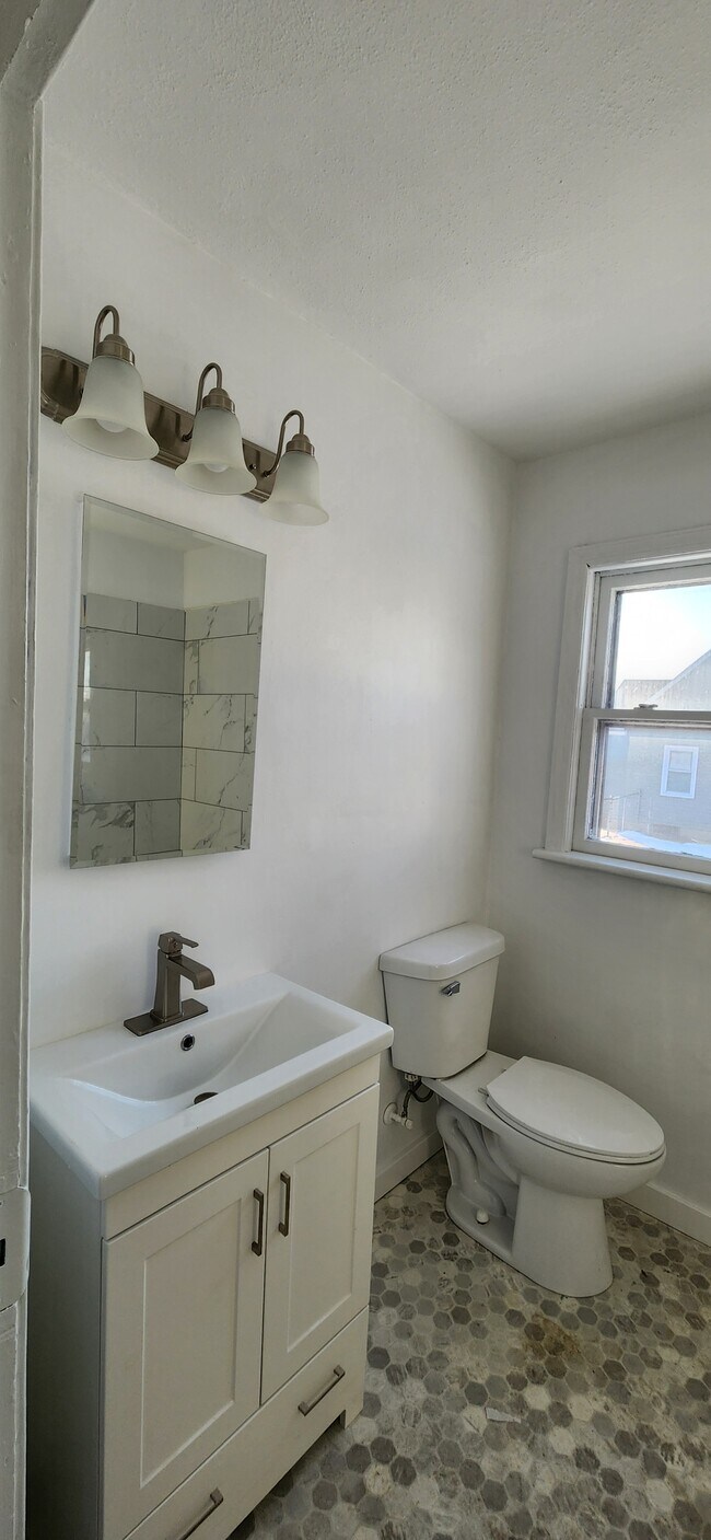 Building Photo - 532 Anna Ave
