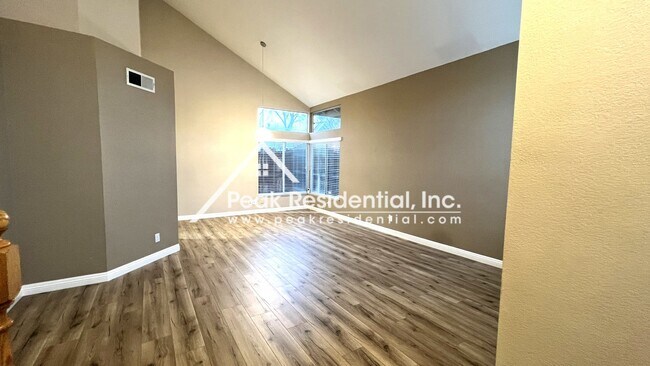 Foto del edificio - Wonderful 3bd/2.5ba Antelope Home with 2 C...