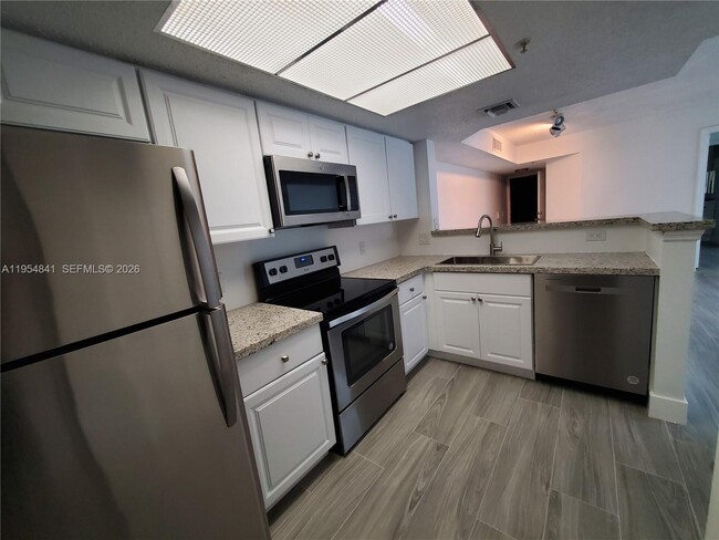 Foto del edificio - 16950 W Dixie Hwy