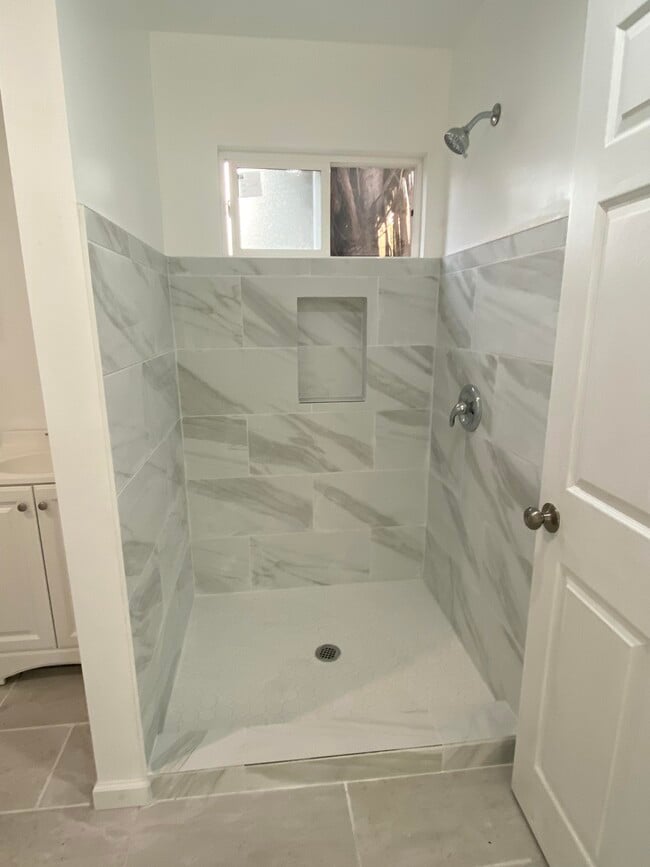 Shower - 300 S La Peer Dr