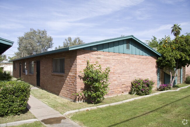 Building Photo - 1006 S Dorsey Ln